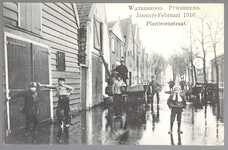 WAT001012959 Als gevolg van een zware noordwester storm brak in januari 1916 de Waterlandse Zeedijk tussen Monnickendam ...