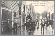WAT001012960 Als gevolg van een zware noordwester storm brak in januari 1916 de Waterlandse Zeedijk tussen Monnickendam ...