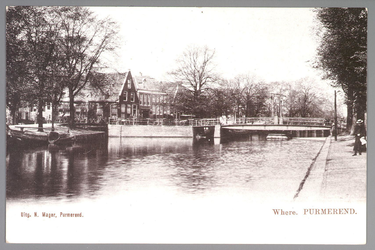 WAT001013075 De Where met links op de hoek (puntig dak) de apotheek van Jürgens en daarnaast hotel De Vergulde Roskam. ...