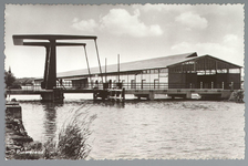 WAT001013195 De in 1952 gebouwde Kooimanbrug over de Where. In 2002 werd de Kooimanbrug vervangen door een nieuwe brug. ...