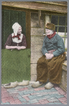 WAT001013322 Een man en vrouw aan het kletsen in klederdracht.