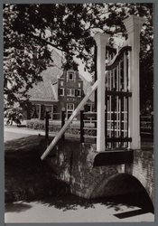 WAT001000185 Boerderij De Eenhoorn uit 1682 is een Rijksmonument. De stelphoeve heeft aan de voorzijde een bakstenen ...