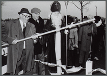 WAT001000564 Opening Beetsbrug december 1980. Met medewerking van Sinterklaas en Zwarte Piet.Waterschap de Waterlanden.