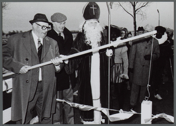 WAT001000564 Opening Beetsbrug december 1980. Met medewerking van Sinterklaas en Zwarte Piet.Waterschap de Waterlanden.