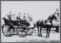 WAT001000555 Optocht t.g.v. het 325-jarig bestaan van de Beemster in 1937.Boerwagen met feestgangers.Foto v.l.n.r.; ...