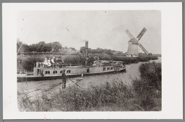 WAT001000625 De Mollenboot ging van Avenhorn naar Amsterdam. Door de steeg van Sjoukes bij de Kerkebrug in Oosthuizen ...