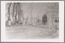 WAT001000646 Rechts op de foto de pastorie. Achter de kinderwagen de heer Frederik Me(h)rtens.geboren op 10-09-1869. ...
