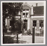 WAT001000673 Pastorie der Nederlands-hervormde Gemeente en een gemeentewoning. Aanvankelijk woning van het hoofd der ...