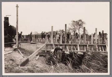 WAT001000724 Bouw van een nieuwe brug aan de nieuwe provinciale weg tussen Scharwoude en Oosthuizen.
