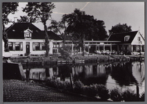 WAT001000792 Aanzicht op het Havenrak.Met links:café restaurant Neeltje Pater aan de Dorpsstraat nummer 4.