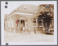 WAT001000796 Aanzicht op de boeren leenbank gevestigd in 1907 aan het Kerkplein.