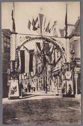 WAT001001039 Een erepoort in de Torenstraat te Edam ter eren van de Onafhankelijkheidsfeesten 1813-1913.