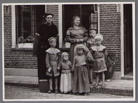 WAT001001049 Foto: gezin van Kees Bootsman.Stadsfeest Edam.Van 12 tot 21 juli 1957 hielden de Edammers een stadsfeest ...