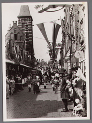 WAT001001056 Rechts: Gert Ton. Stadsfeest Edam.Van 12 tot 21 juli 1957 hielden de Edammers een stadsfeest ter ...