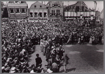 WAT001001075 Aankomst bruidspaar.Stadsfeest Edam.Van 12 tot 21 juli 1957 hielden de Edammers een stadsfeest ter ...