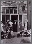 WAT001001081 Ook Edam's Museum was een centrum van samenkomst voor jong en oud.Rechts zien we de dames Klootwijk en De ...
