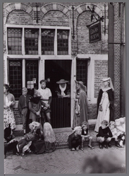WAT001001081 Ook Edam's Museum was een centrum van samenkomst voor jong en oud. Rechts zien we de dames Klootwijk en De ...