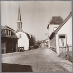 WAT001001155 Midden achter: de R.K. parochie Heilige Sebastianus in Ilpendam, Dorpsstraat nummer 54.Links eerste pand ...