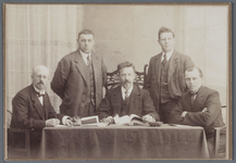 WAT001001297 V.l.n.r.: burgemeester W. Stolp, wethouder H. Wals, gemeentesecretaris G. Kalf, G. Worp en wethouder A. de Boer.