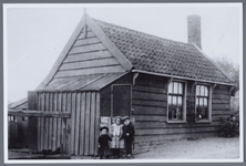 WAT001001346 Een woning in de Dorpsstaat te Jisp rond 1910.Met drie kinderen voor de deur.