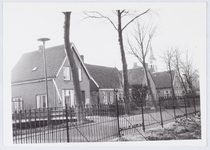 WAT001001392 Foto van de Dorpsstraat met v.l.n.r.; nummer 58 K.Wester, 56 Husslage (later gesloopt), 54 R.Visser en ...