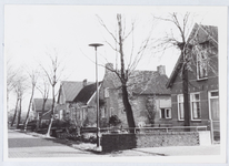 WAT001001393 De Dorpsstraat in Jisp met van links naar rechts nummer ;60, 58 K.Wester, 56 Husslage (later gesloopt), 54 ...