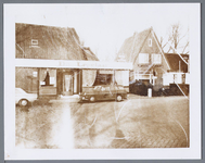 WAT001001447 Foto links: café de ''Lepelaar'' aan het Molenpad nummer 2 in Jisp.Rechts:woning aan de Dorpsstraat nummer 1.