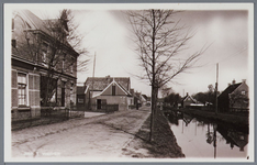 WAT001001451 Links zie we nog een stukje van de boerderij van de familie Rot, daarnaast de pastorie van de Doopsgezinde ...