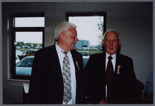 WAT001001518 Foto: huldiging Pieter Jonges met een lintje in de Orde van Oranje-Nassau.Foto v.l.n.r.: Jan Klopper en ...