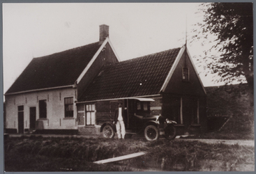 WAT001001533 Foto v.l.n.r.; Pieter Jonges, Leny Klopper-Bruin en Jan KlopperOudheidskamer Jisp, Dorpsstraat nummer 19 ...