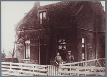 WAT001001534 Brugwachterswoning van Jacob Tromp (geboren 30-5-1890 te Ransdorp) en Grietje Tromp - Knip (geboren ...