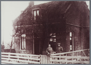 WAT001001534 Foto v.l.n.r.; Pieter Jonges, Leny Klopper-Bruin en Jan KlopperOudheidskamer Jisp, Dorpsstraat nummer 19 ...
