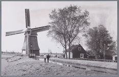 WAT001001544 Foto v.l.n.r.; Pieter Jonges, Leny Klopper-Bruin en Jan KlopperOudheidskamer Jisp, Dorpsstraat nummer 19 ...