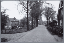 WAT001001573 Foto: Dorpsstraat van Kwadijk. Dit deel wordt in de volksmond de Kerkebuurt genoemd. Helemaal links de ...