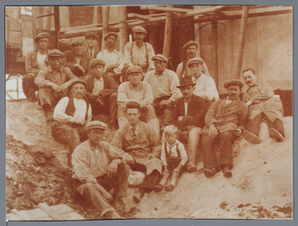 WAT001001595 Foto v.l.n.r.; Pieter Jonges, Leny Klopper-Bruin en Jan KlopperOudheidskamer Jisp, Dorpsstraat nummer 19 ...