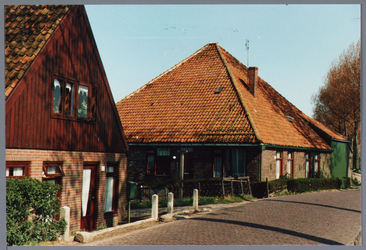 WAT001001609 Foto links: voormalige winkel v.d. familie A. Evers Kwadijk nummer 142, daarnaast een stolpboerderij op ...