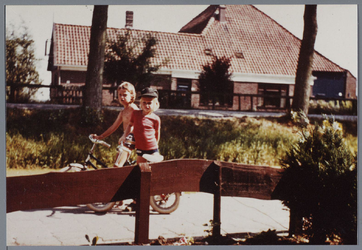 WAT001001619 Foto: kinderen op de voorgrond, Eddy Stuifzand en Marco Pronk.Boerderij op de achtergrond: verbrand in 1978.