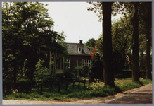 WAT001001638 Foto v.l.n.r.; Pieter Jonges, Leny Klopper-Bruin en Jan KlopperOudheidskamer Jisp, Dorpsstraat nummer 19 ...
