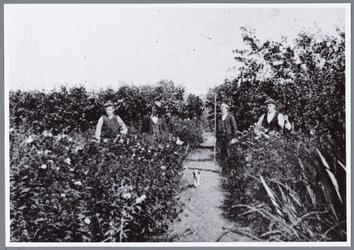 WAT001001682 Foto v.l.n.r.; Pieter Jonges, Leny Klopper-Bruin en Jan KlopperOudheidskamer Jisp, Dorpsstraat nummer 19 ...