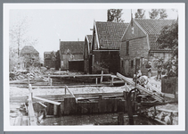 WAT001001686 Foto: van Beekstraat - Vervanging Keeringbrug door duiker - plm 1955 - We kijken naar het zuiden. Op deze ...