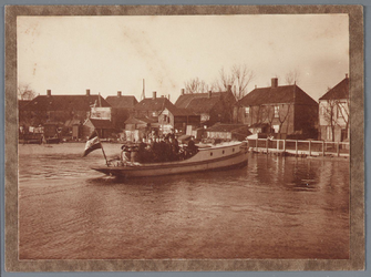 WAT001001699 Foto: Landsmeerderdijk (Overtoom) één van de Bergman bootjes op weg naar de aanlegstijger. Deze ...