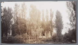 WAT001001720 Foto v.l.n.r.; Pieter Jonges, Leny Klopper-Bruin en Jan KlopperOudheidskamer Jisp, Dorpsstraat nummer 19 ...