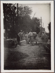 WAT001001875 Foto v.l.n.r.; Pieter Jonges, Leny Klopper-Bruin en Jan KlopperOudheidskamer Jisp, Dorpsstraat nummer 19 ...