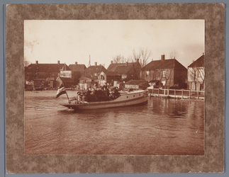 WAT001001845 Foto van bootje met opvarenden