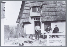 WAT001001846 Foto v.l.n.r.; Pieter Jonges, Leny Klopper-Bruin en Jan KlopperOudheidskamer Jisp, Dorpsstraat nummer 19 ...
