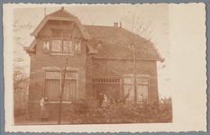 WAT001001858 Burgemeester van der Sluijs in 1923 met gezin voor zijn ambtswoning.
