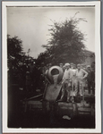 WAT001001872 Foto v.l.n.r.; Pieter Jonges, Leny Klopper-Bruin en Jan KlopperOudheidskamer Jisp, Dorpsstraat nummer 19 ...