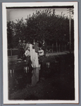 WAT001001874 Foto v.l.n.r.; Pieter Jonges, Leny Klopper-Bruin en Jan KlopperOudheidskamer Jisp, Dorpsstraat nummer 19 ...