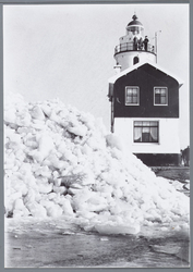 WAT001001939 Foto: vuurtoren van Marken. Kruiend ijs.Het Paard van Marken is de vuurtoren van Marken. De huidige ...