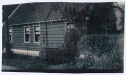 WAT001002065 Piet de Vries (06-07-1871) voor zijn huis aan het Edammerdijkje.